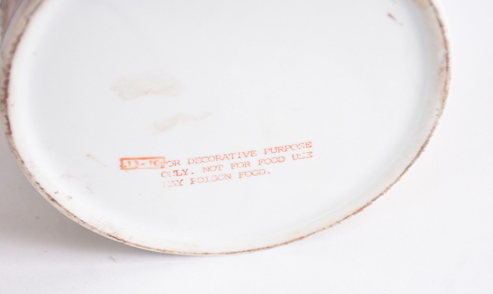 Duas peças, sendo castiçal de metal indiano e caixa de porcelana. - foto 5 de 6