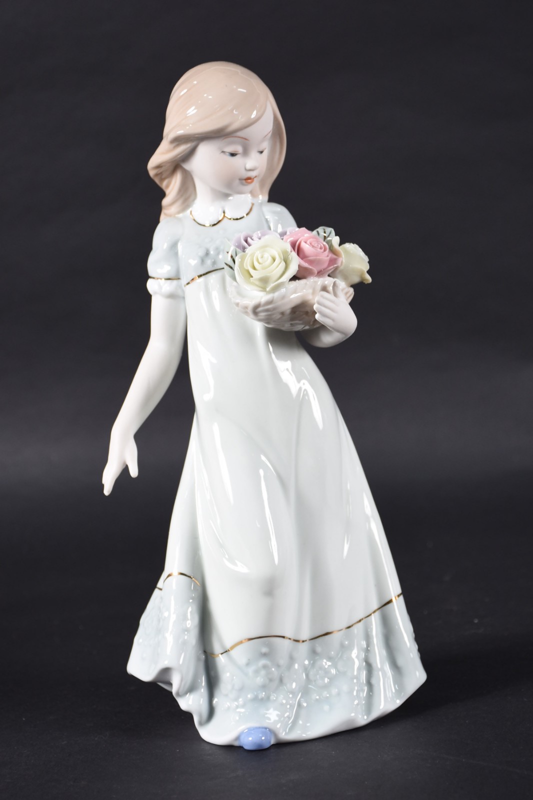 Escultura de porcelana representando figura feminina com cesto de... - foto 1 de 4