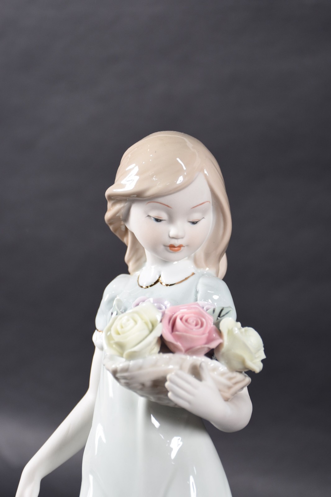 Escultura de porcelana representando figura feminina com cesto de... - foto 2 de 4