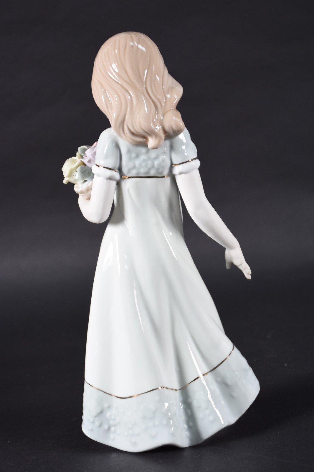 Escultura de porcelana representando figura feminina com cesto de... - foto 3 de 4