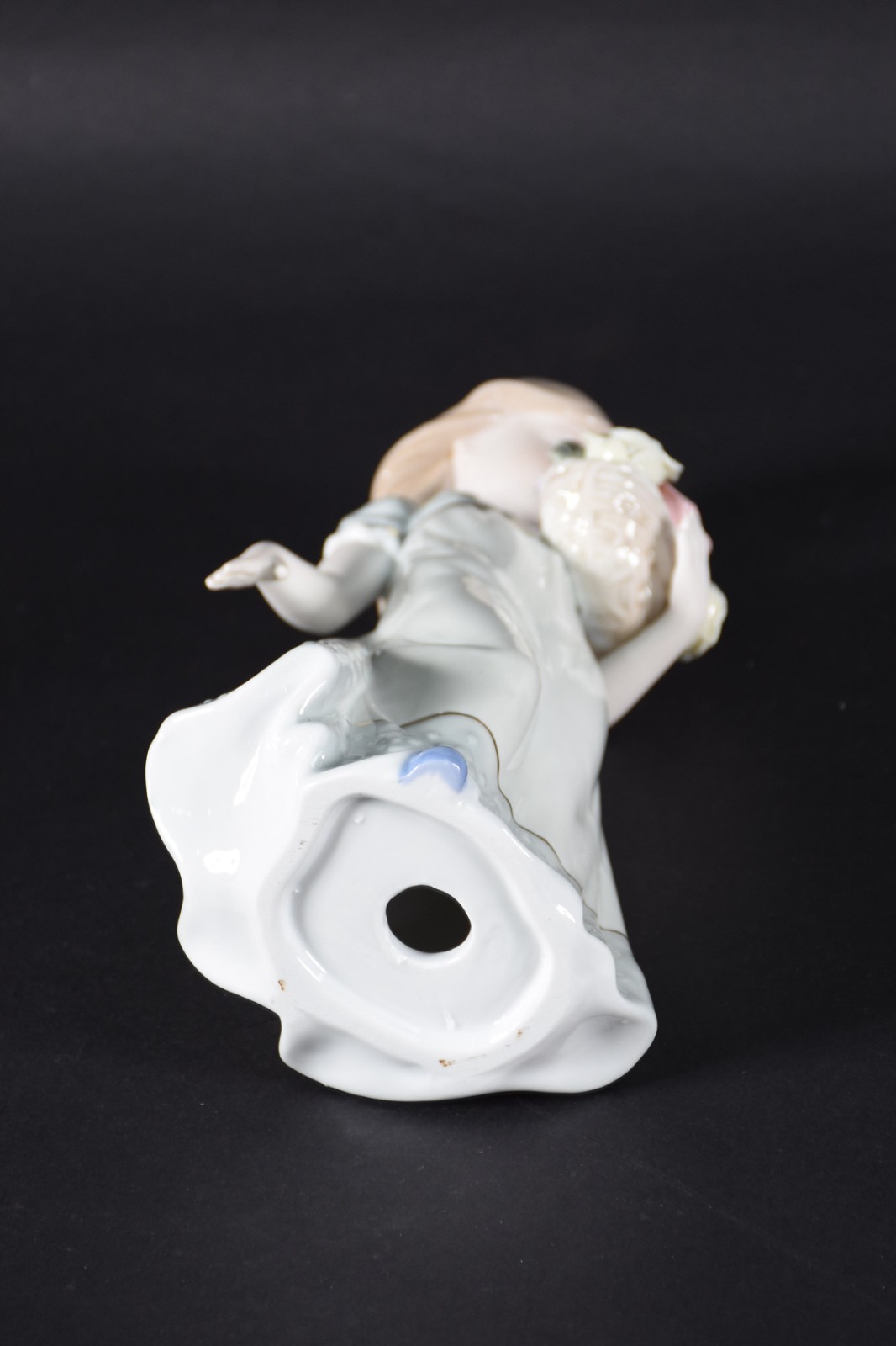 Escultura de porcelana representando figura feminina com cesto de... - foto 4 de 4