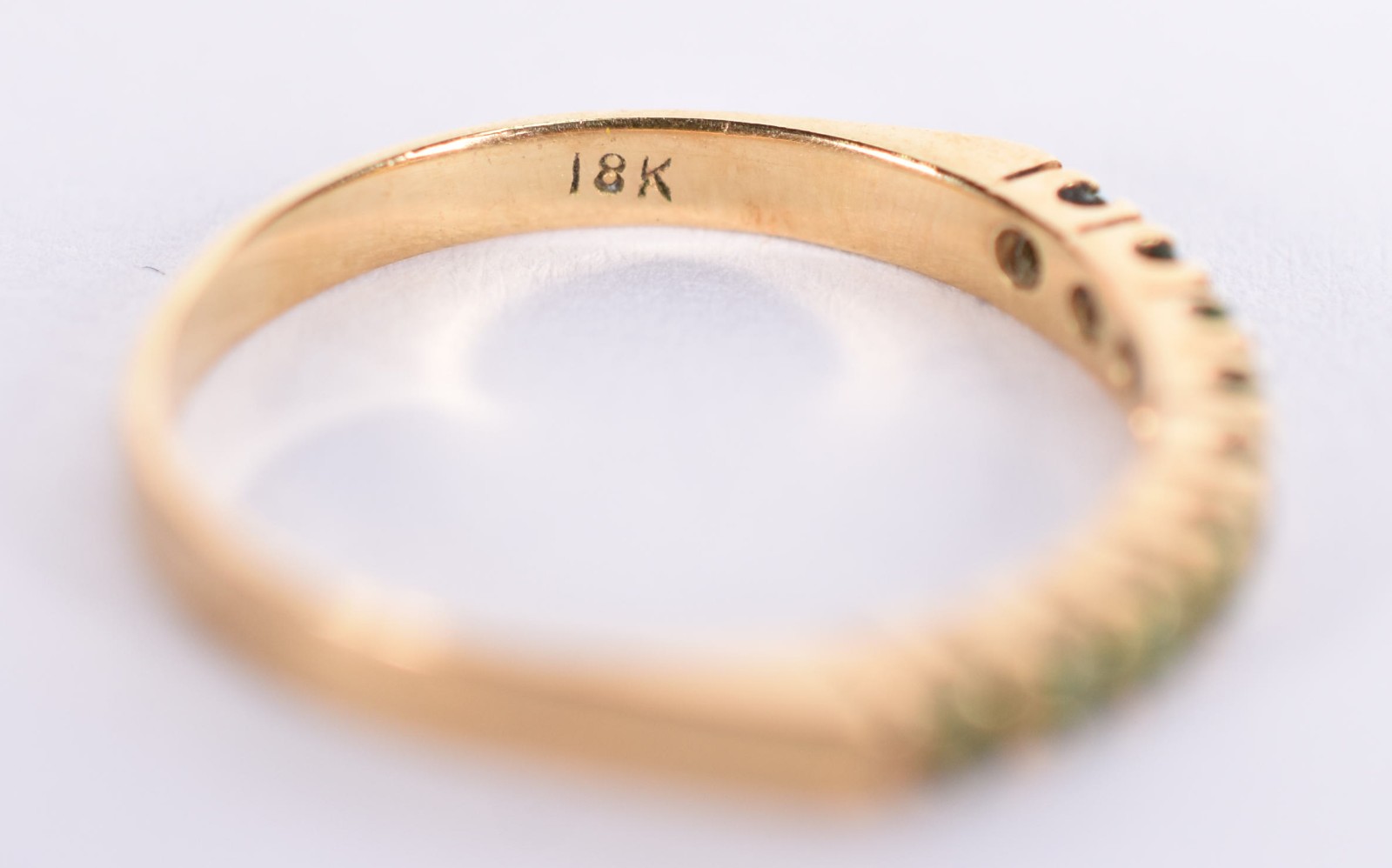Meia aliança de ouro 18k com 9 esmeraldas, aro 12 ( Por questão de... - foto 3 de 4