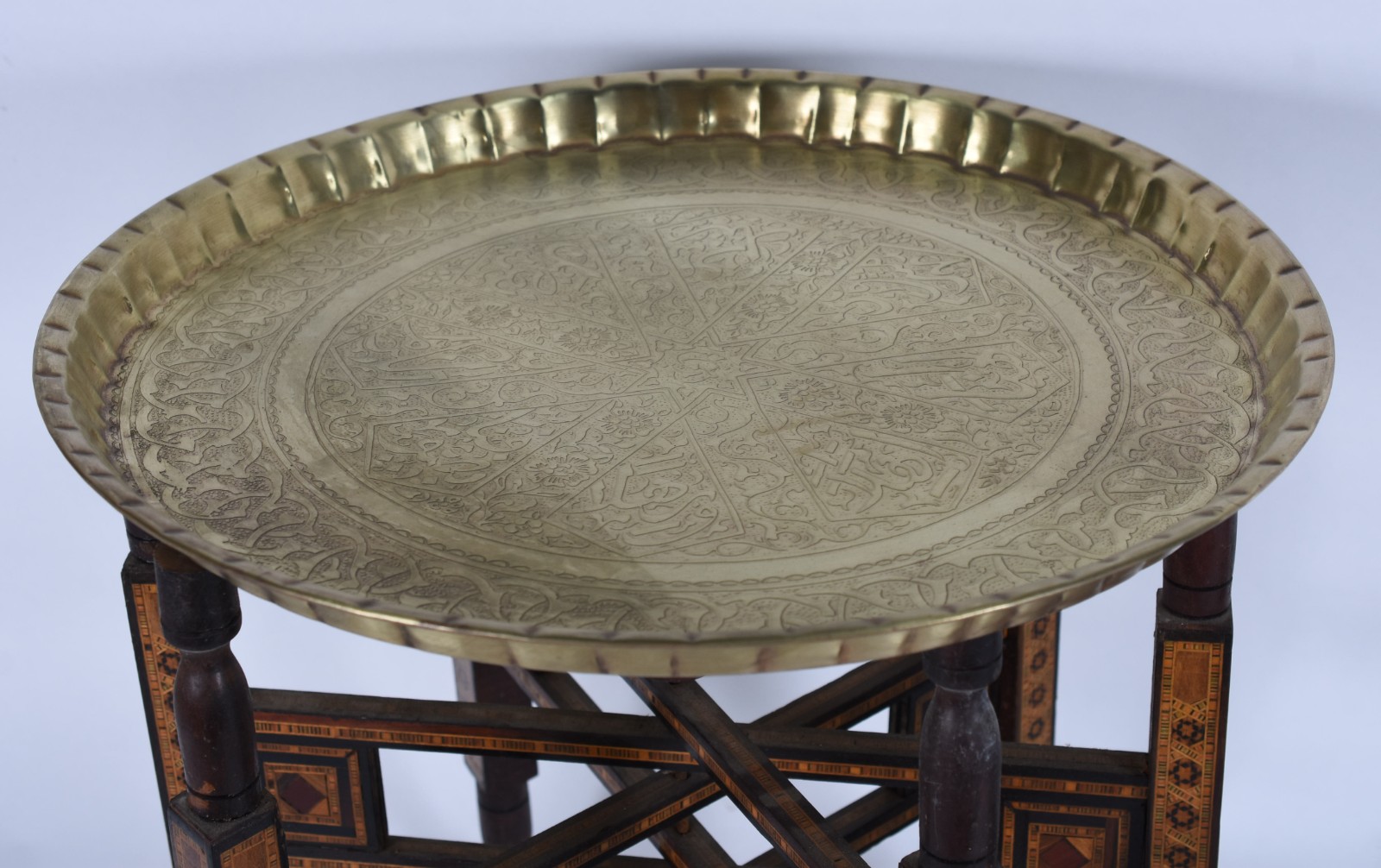 Três peças, sendo 2 bases de mesa orientais com 1 bandeja de metal e... - foto 3 de 6