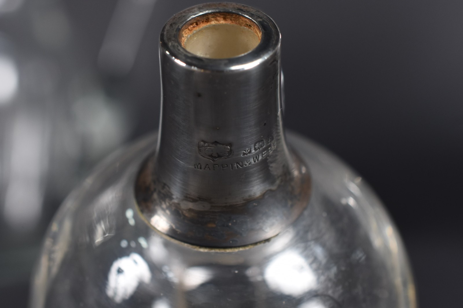 Três peças, sendo 2 jarras de vidro e cristal e galheteiro. - foto 3 de 7