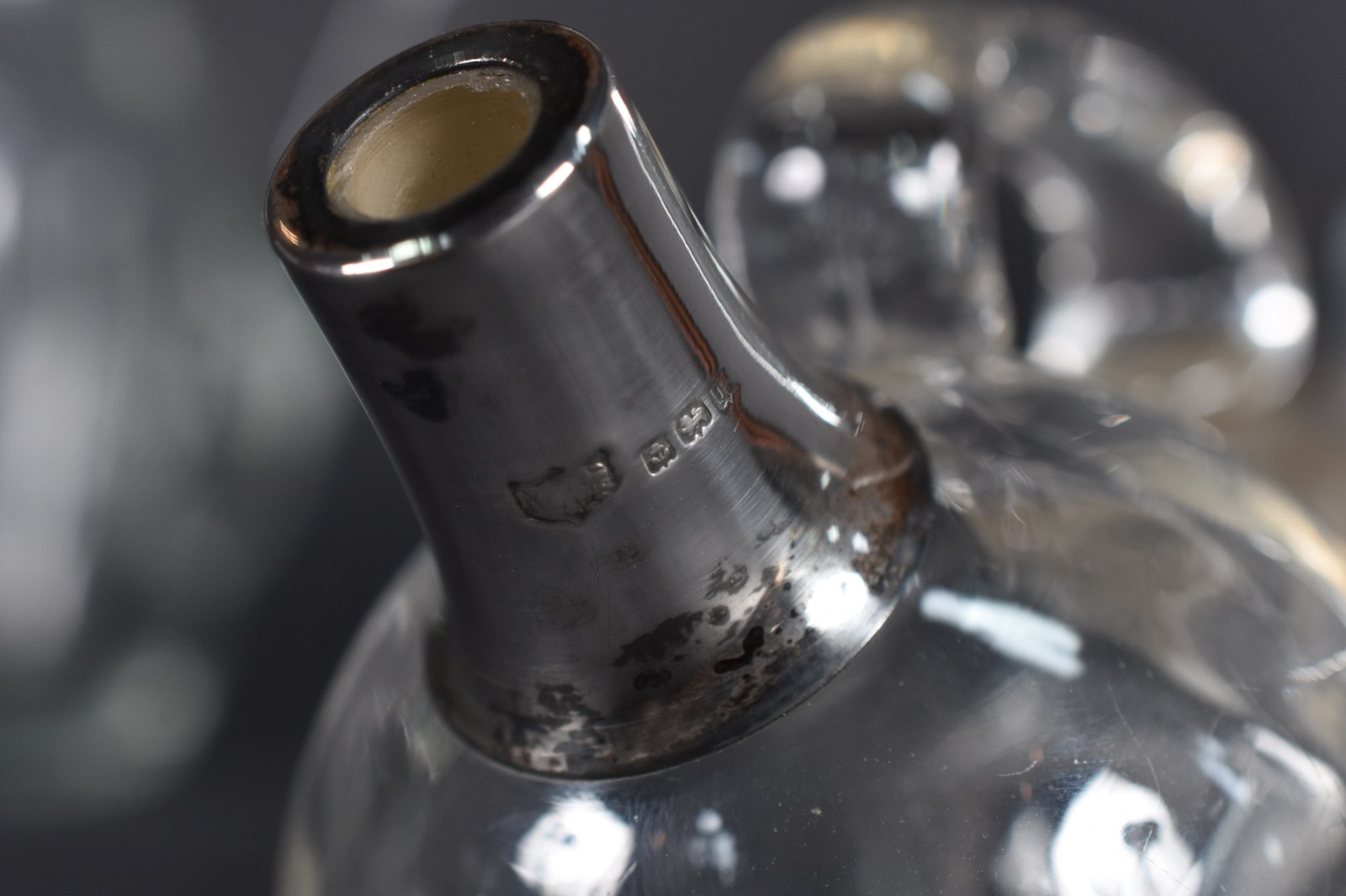 Três peças, sendo 2 jarras de vidro e cristal e galheteiro. - foto 6 de 7