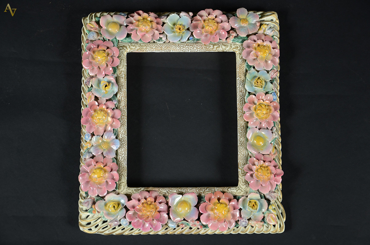Moldura para porta retrato de porcelana com flores em relevo...