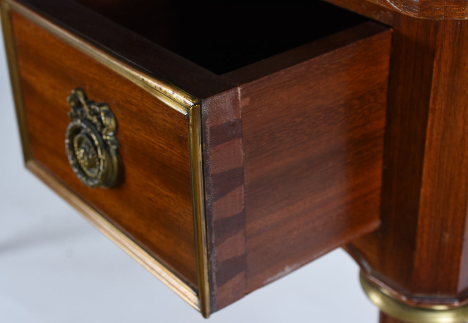Mesa de escritório de madeira nobre com 3 gavetas, estilo ingles. - foto 4 de 6