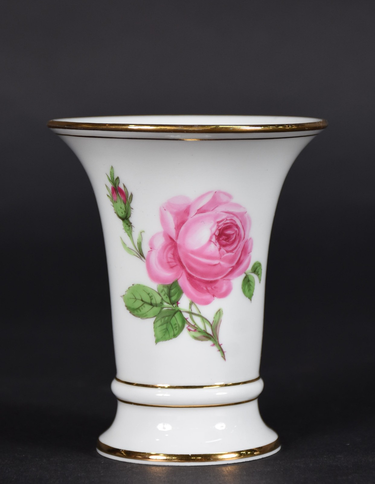 Vaso de porcelana Meissen, com flores em policromia. - foto 1 de 5