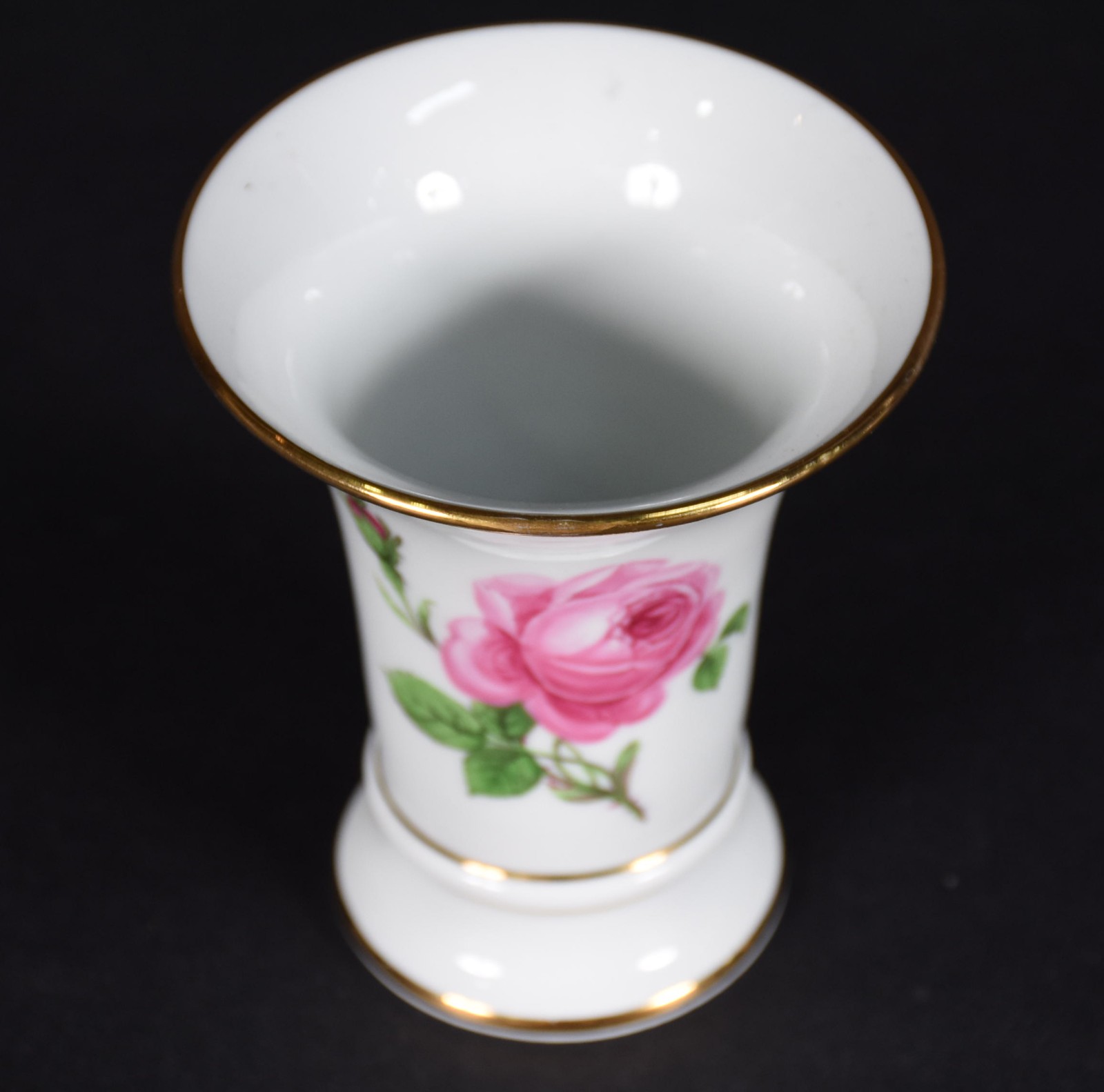Vaso de porcelana Meissen, com flores em policromia. - foto 2 de 5