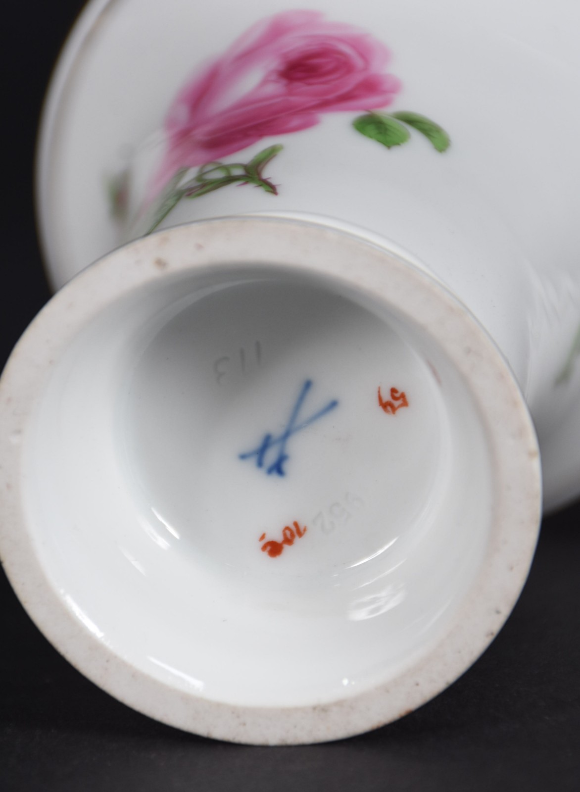 Vaso de porcelana Meissen, com flores em policromia. - foto 3 de 5