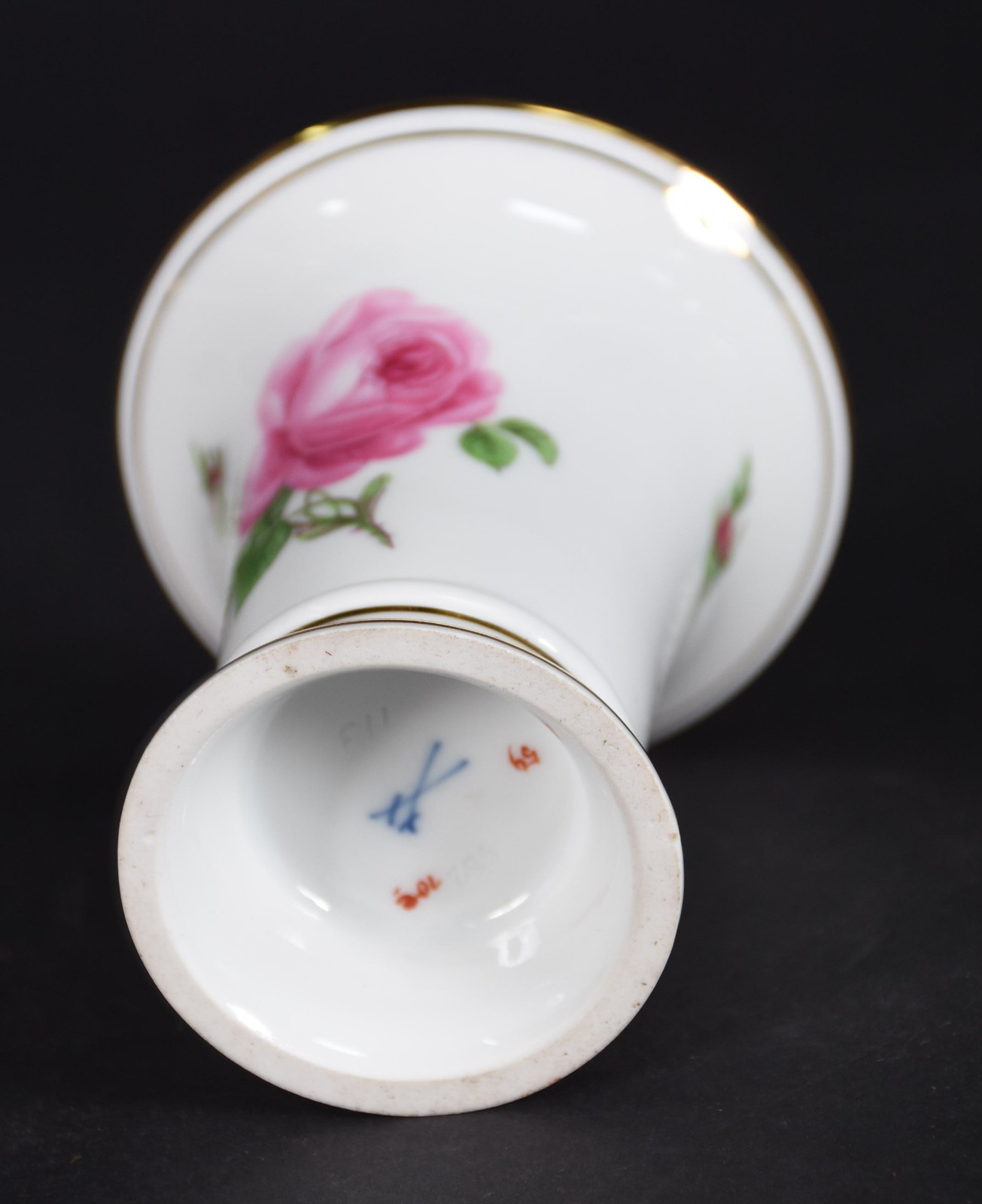 Vaso de porcelana Meissen, com flores em policromia. - foto 5 de 5