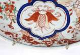 Porcelana Imari (1653),  - Medalhão de porcelana japonesa Imari, pintura com desgastes. Parte posterior com flores azuis nas bordas. Século XIX.