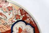 Porcelana Imari (1653),  - Medalhão de porcelana japonesa Imari, pintura com falhas e restauro. Parte posterior com flores azuis na borda. Século XIX.