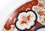Porcelana Imari (1653),  - Medalhão de porcelana japonesa Imari, pintura com falhas e restauro. Parte posterior com flores azuis na borda. Século XIX.