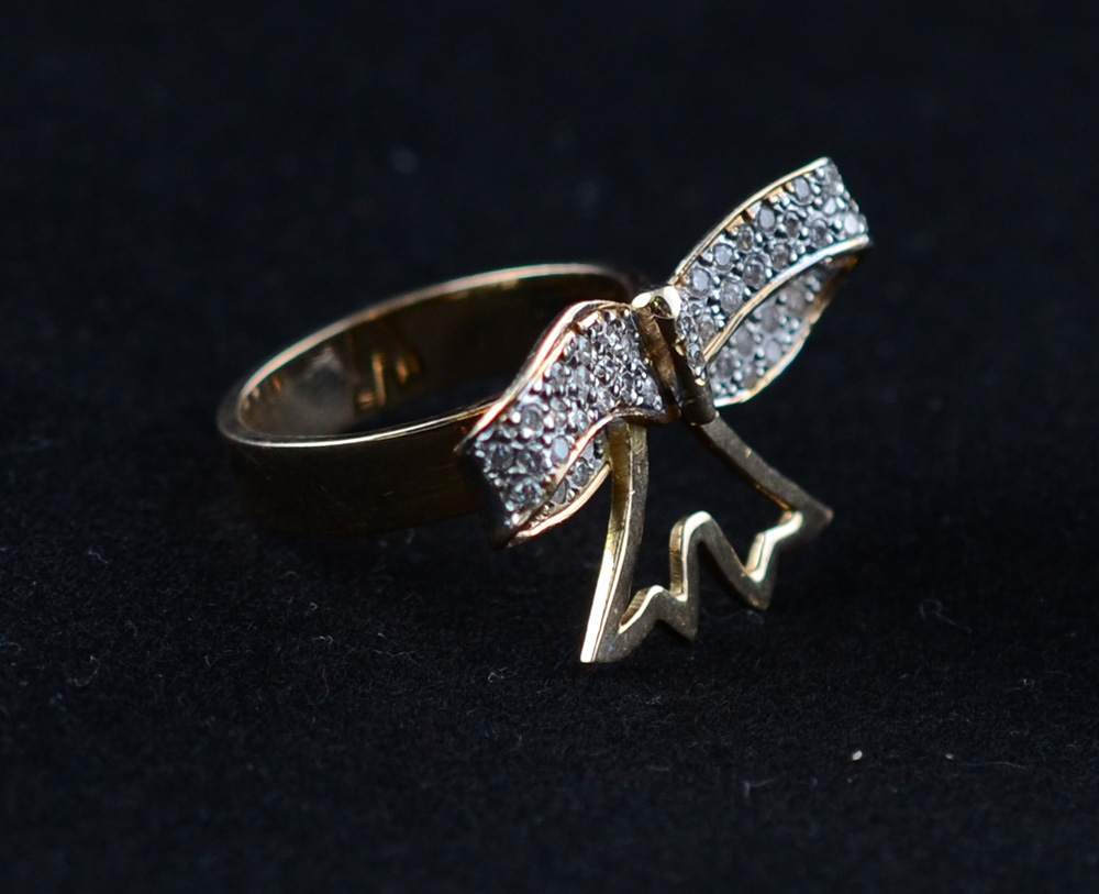 Anel laço em ouro 18k e diamantes. Peso:8g. Aro 17 - foto 1 de 2