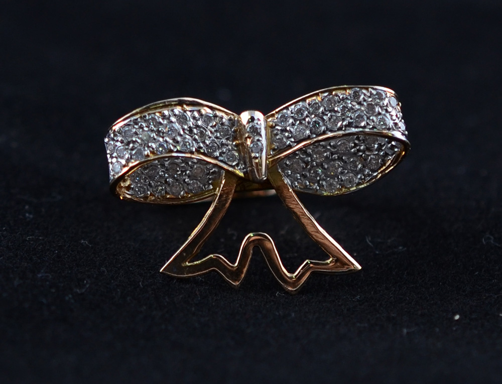 Anel laço em ouro 18k e diamantes. Peso:8g. Aro 17 - foto 2 de 2