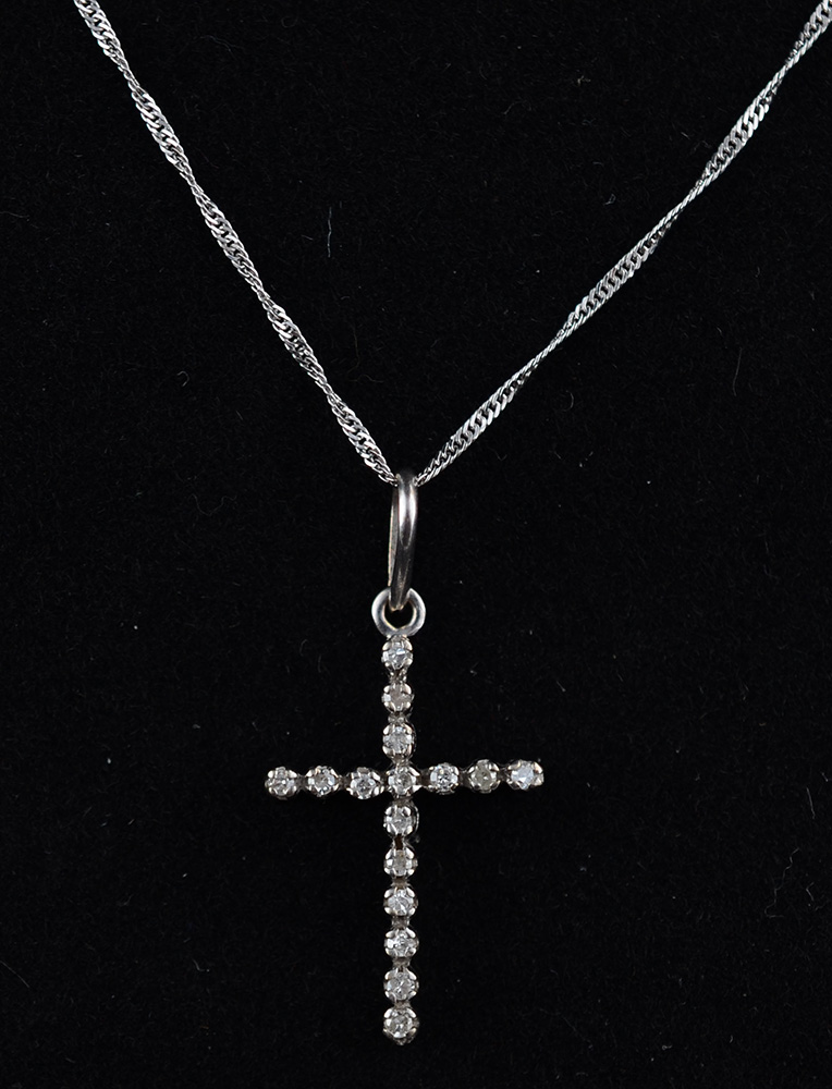 Colar de ouro branco com cruz de brilhantes, peso 3,3 g - foto 1 de 2