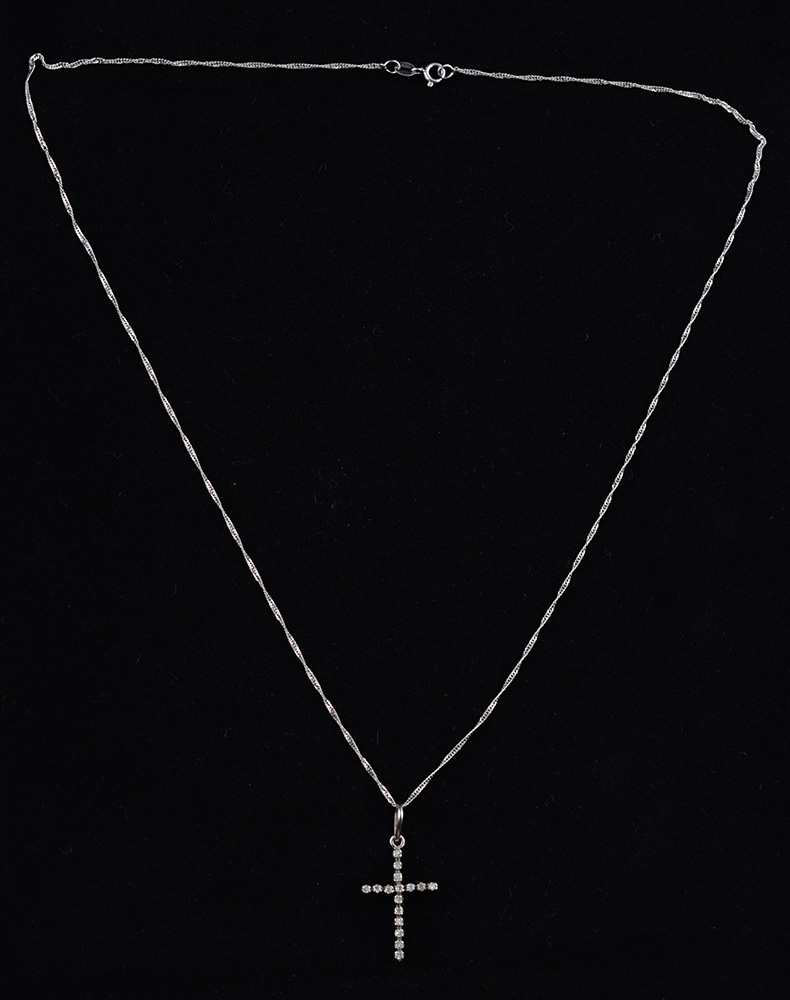 Colar de ouro branco com cruz de brilhantes, peso 3,3 g - foto 2 de 2