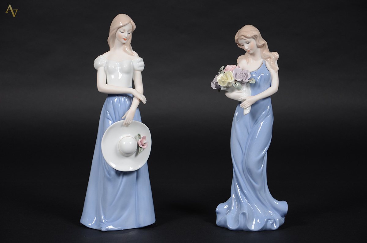 Duas estatuetas de porcelana representando damas. Alturas 28,5 cm e...