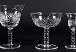 Serviço de cristal lapidado composto de 4 taças... - Serviço de cristal lapidado composto de 4 taças para água, 8 para vinho, 6 para vinho do porto, 8 para champagne, 4 para licor. Total 30 peças.