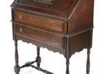 Escrivaninha de madeira nobre com 2 gavetas e t... - Escrivaninha de madeira nobre com 2 gavetas e tampo articulado com gavetinhas internas, pernas torneadas ligadas por trave inferior (faltando al...