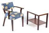 Duas peças diversas, sendo cadeira com braços d... - Duas peças diversas, sendo cadeira com braços de madeira nobre, assento e encosto estofado e forrado com tecido estampado azul e mesa retangular...