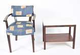 Duas peças diversas, sendo cadeira com braços d... - Duas peças diversas, sendo cadeira com braços de madeira nobre, assento e encosto estofado e forrado com tecido estampado azul e mesa retangular...
