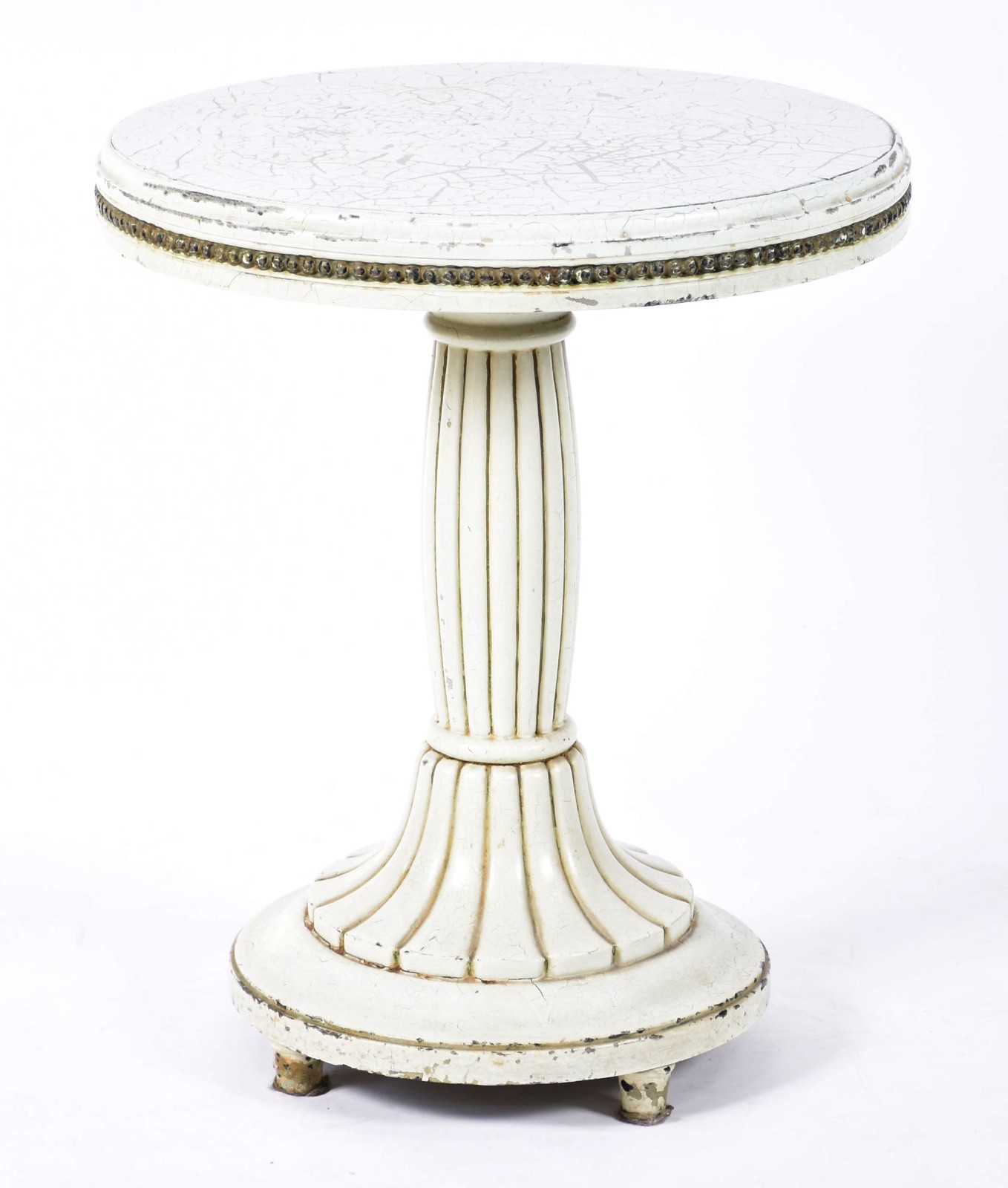 Mesa auxiliar de madeira nobre patinada de branco, feitio redondo... - foto 3 de 5