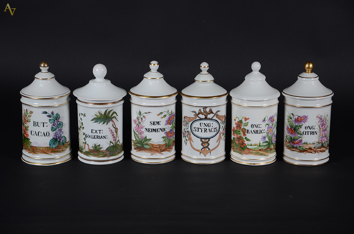 Conjunto com 6 potes de farmácia pintados à mão, alts. 27 cm.