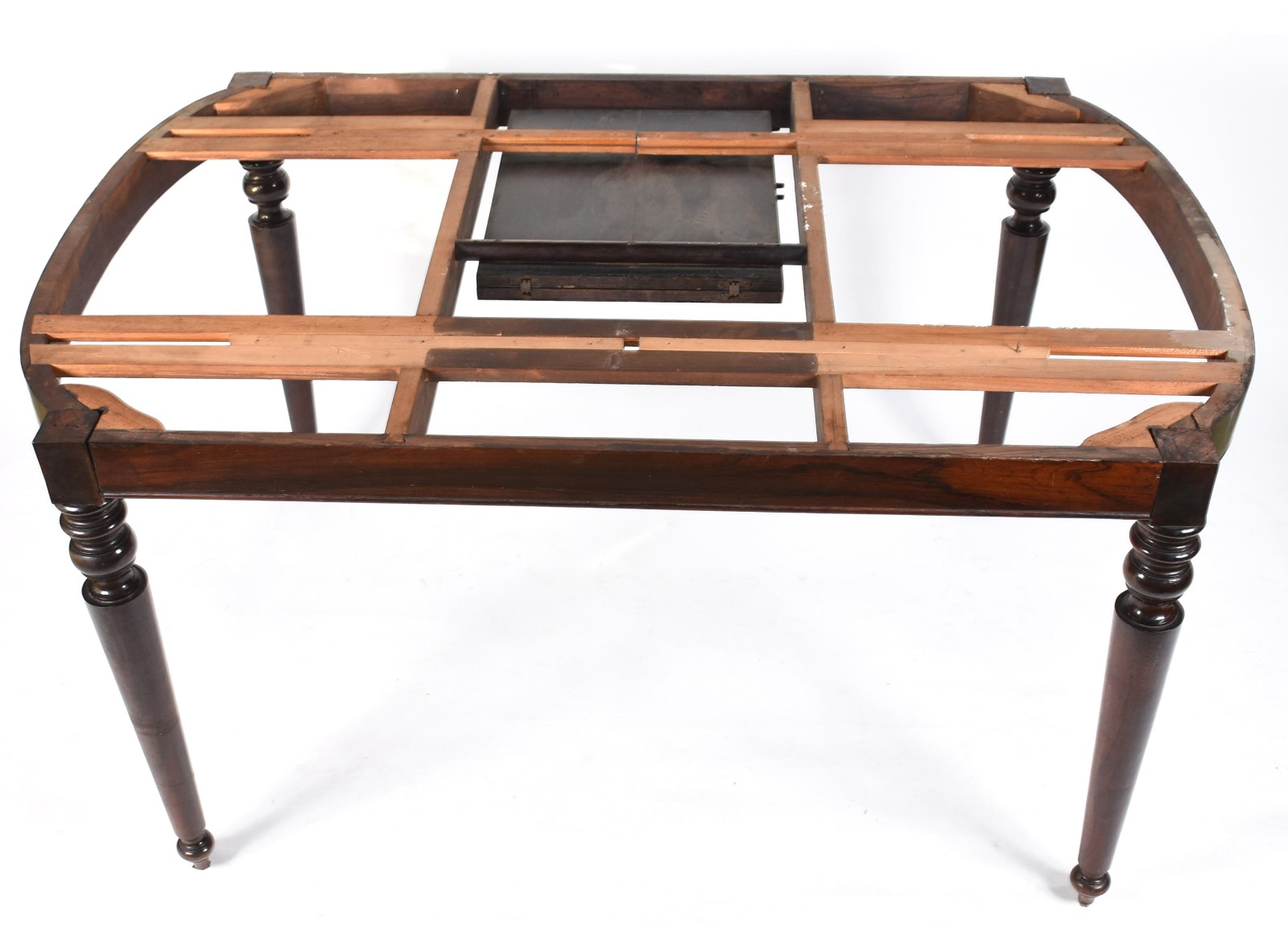 Mesa de jantar de madeira nobre, quatro pernas cilíndricas com... - foto 5 de 6
