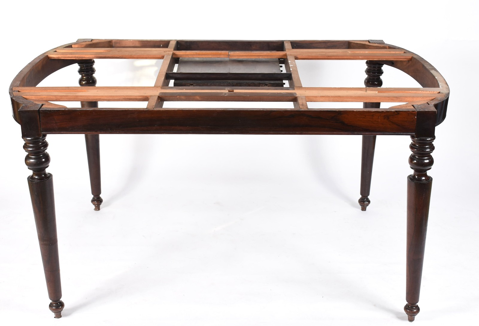 Mesa de jantar de madeira nobre, quatro pernas cilíndricas com... - foto 6 de 6