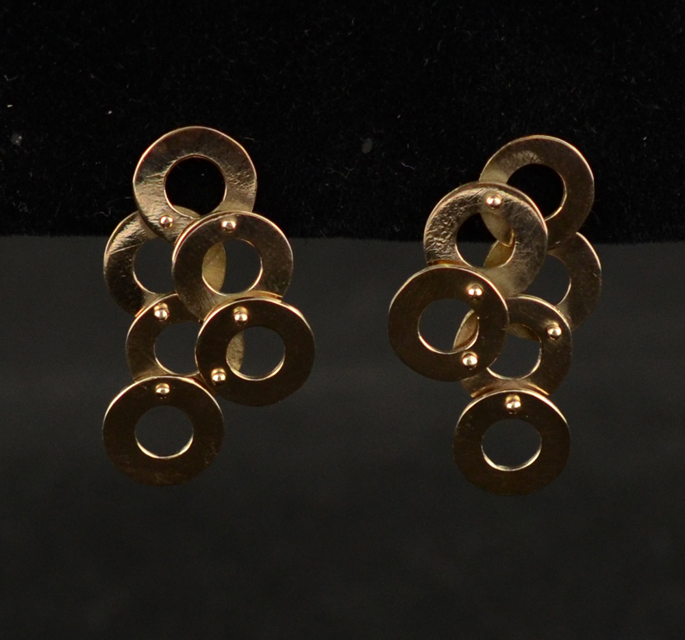 Par de Brincos em ouro 18k c/seis esferas. Peso:7.4g.