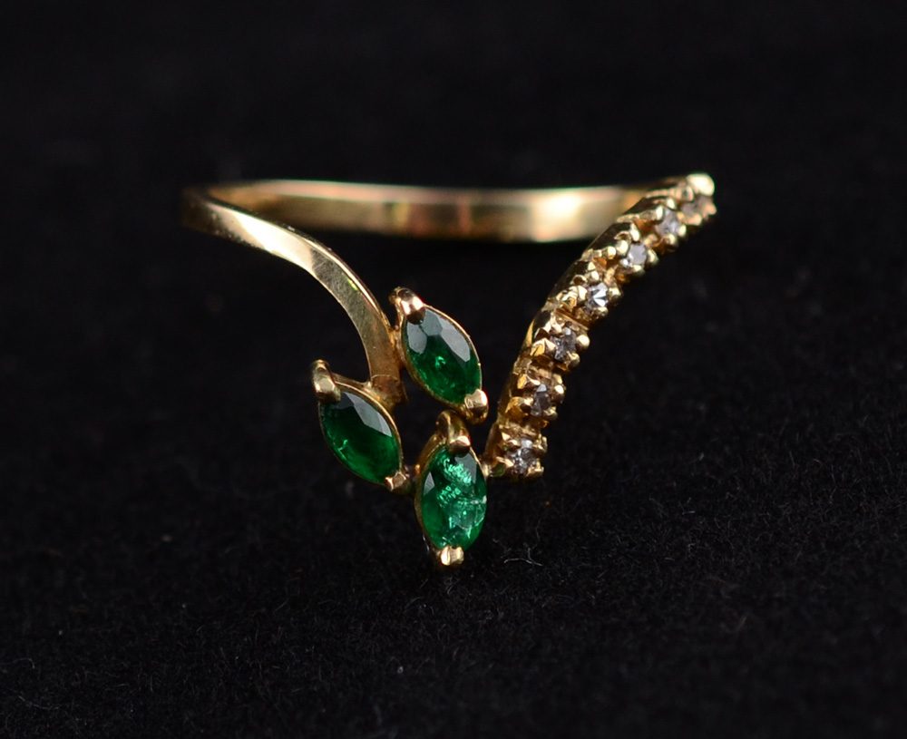 Anel de ouro 18 k com 3 esmeraldas e brilhantes, peso 2,7 g - foto 1 de 2
