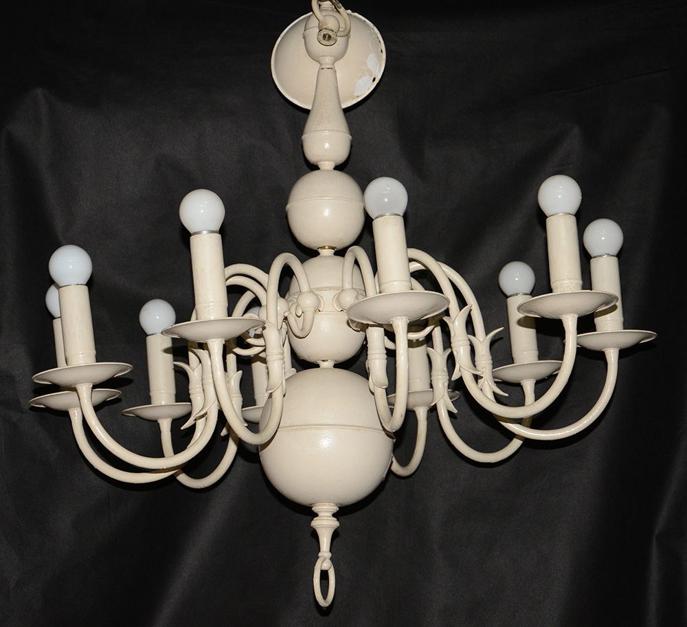 Lustre estilo holandes de metal pintado de branco para 10 luzes.