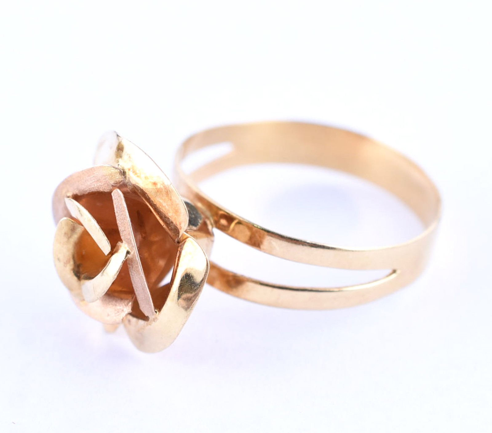 Anel de ouro 18 k feitio flor, contraste 750, aro 18 (Por motivos de... - foto 1 de 3