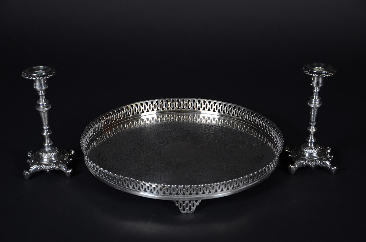 Conjunto de par de castiçais (altura: 19 cm) e bandeja com galeria...