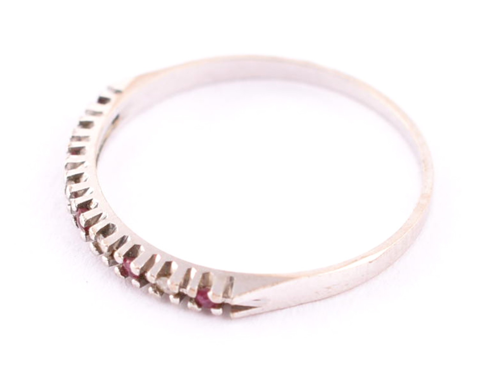 Anel de ouro branco com brilhantes e rubis, aro 16 (Por motivos de... - foto 2 de 4