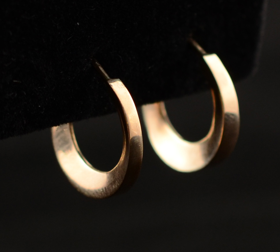 Par de argolas de ouro pequena. Peso:4.1g.