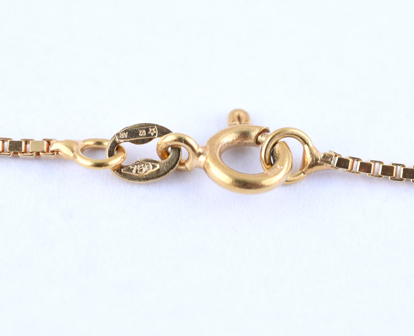 Colar de ouro 18 k com detalhes de bolinhas e pingente com pedra... - foto 3 de 4