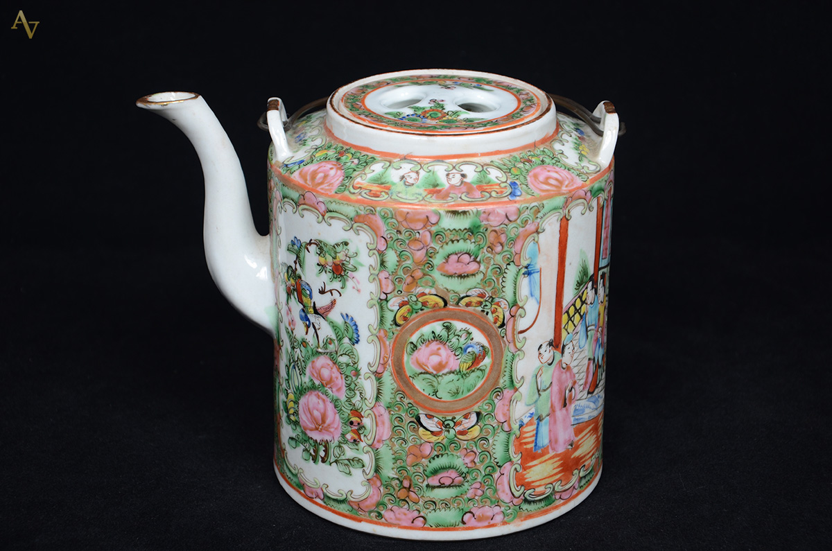Bule de porcelana chinesa. Altura 15 cm.