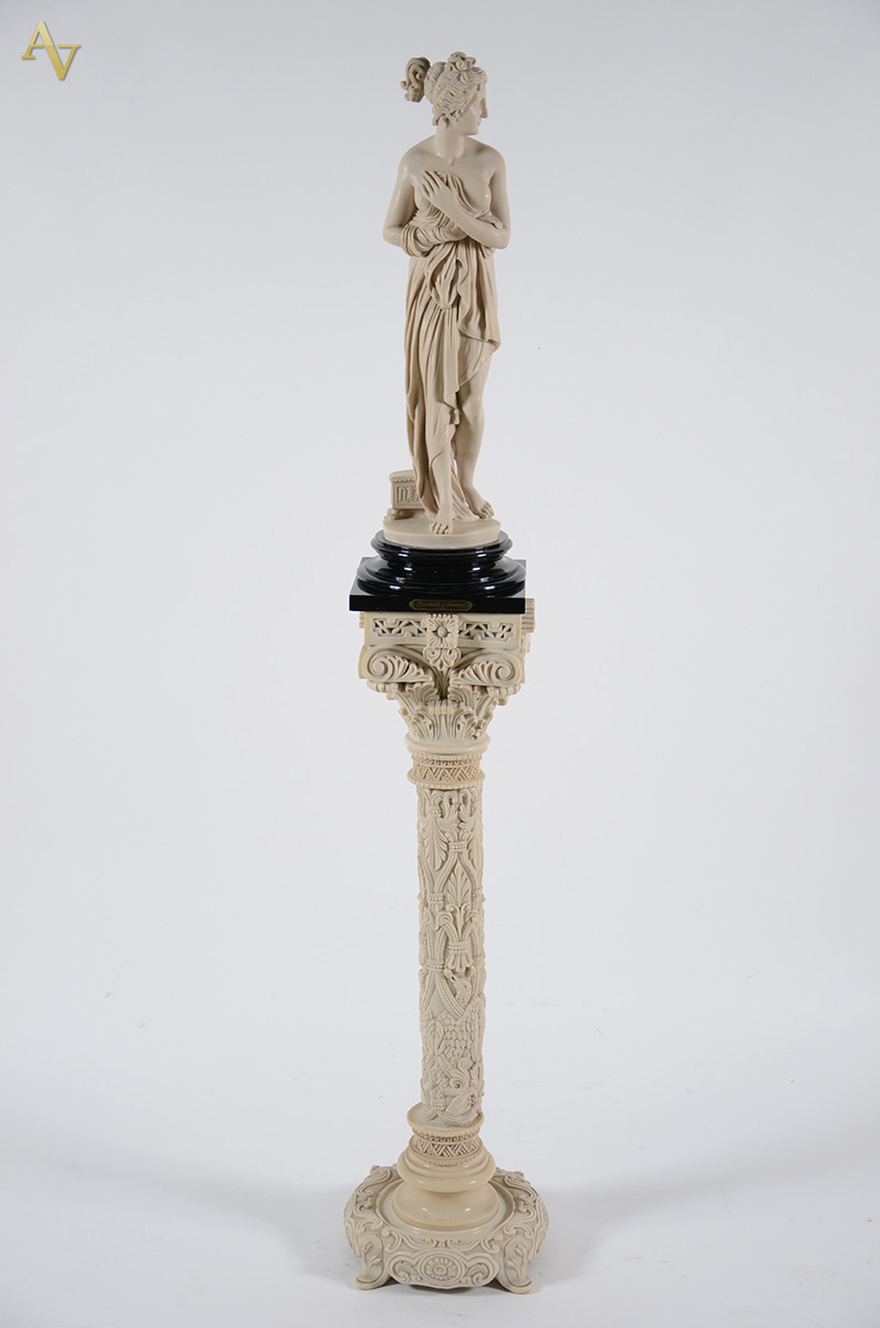 Conjunto de coluna e escultura em resina representando "Banhart... - foto 1 de 3