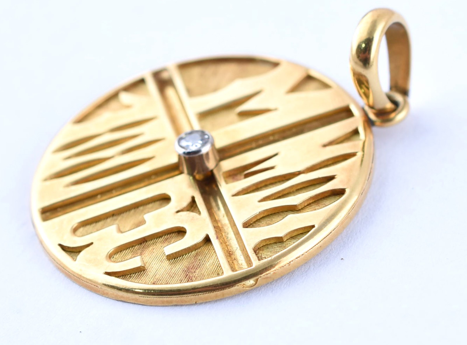 Pingente de ouro 18 k com inscrições e detalhe cravejado (Por motivos... - foto 2 de 3