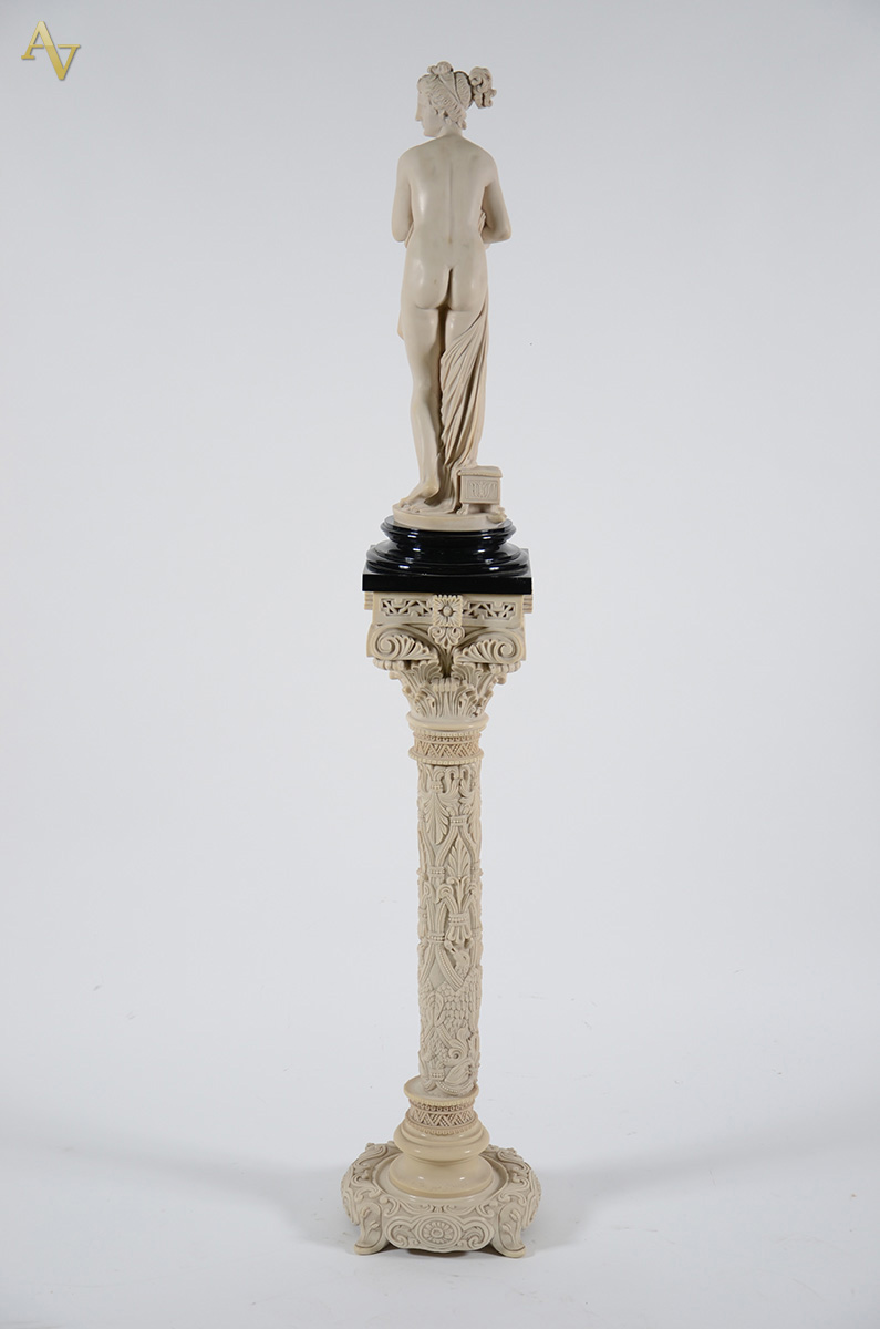 Conjunto de coluna e escultura em resina representando "Banhart... - foto 2 de 3