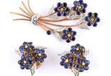 Conjunto de ouro 18 k  e platina composto de br... - Conjunto de ouro 18 k  e platina composto de broche  e par de brincos de pressão feitio flores com pedras azuis (fecho dos brincos de ouro baixo...