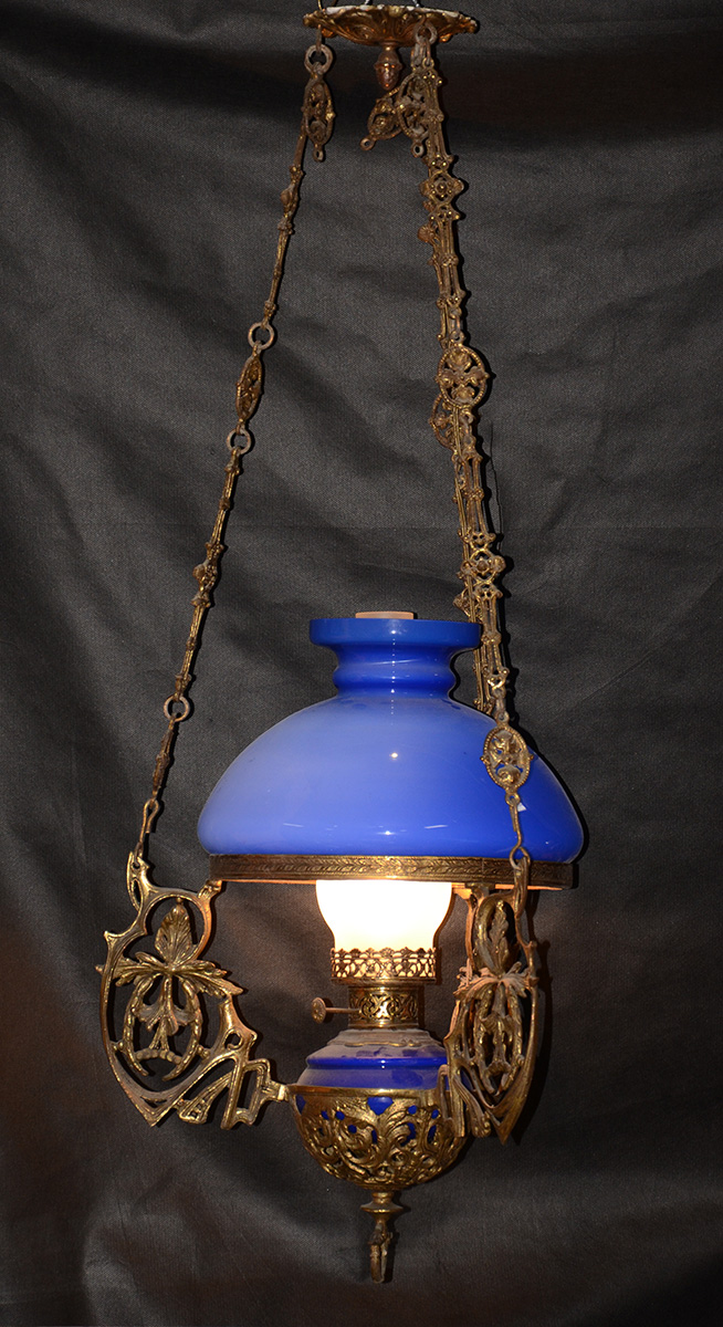 Lustre em bronze e cúpula na cor azul