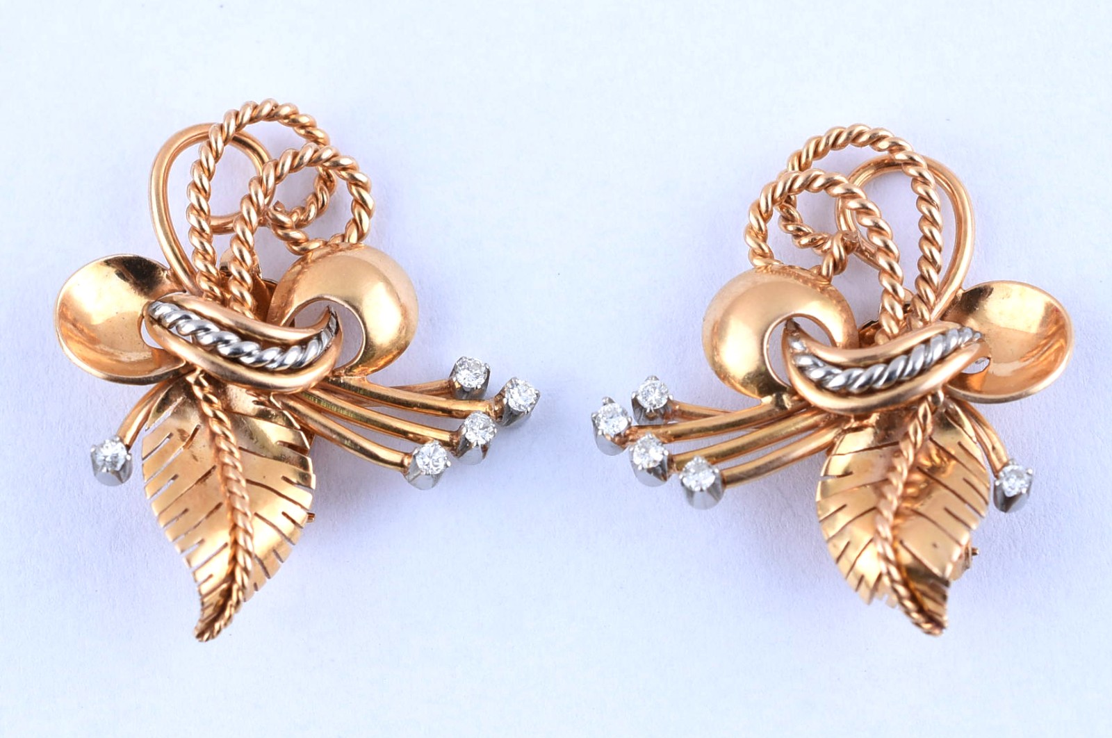 Par de brincos de ouro 18k de pressão com detalhes cravejados de... - foto 1 de 3