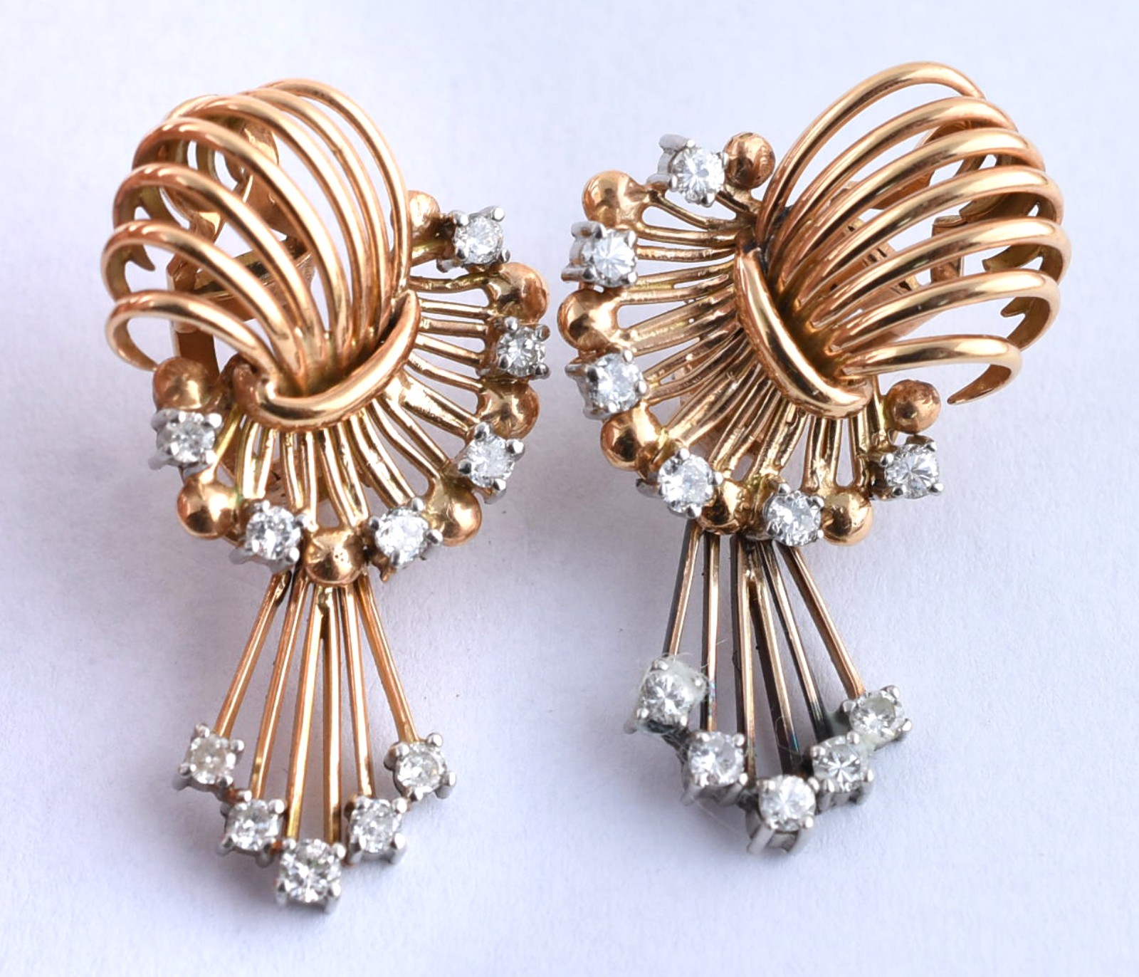 Par de brincos de ouro 18 k com detalhes cravejados de brilhantes... - foto 1 de 3