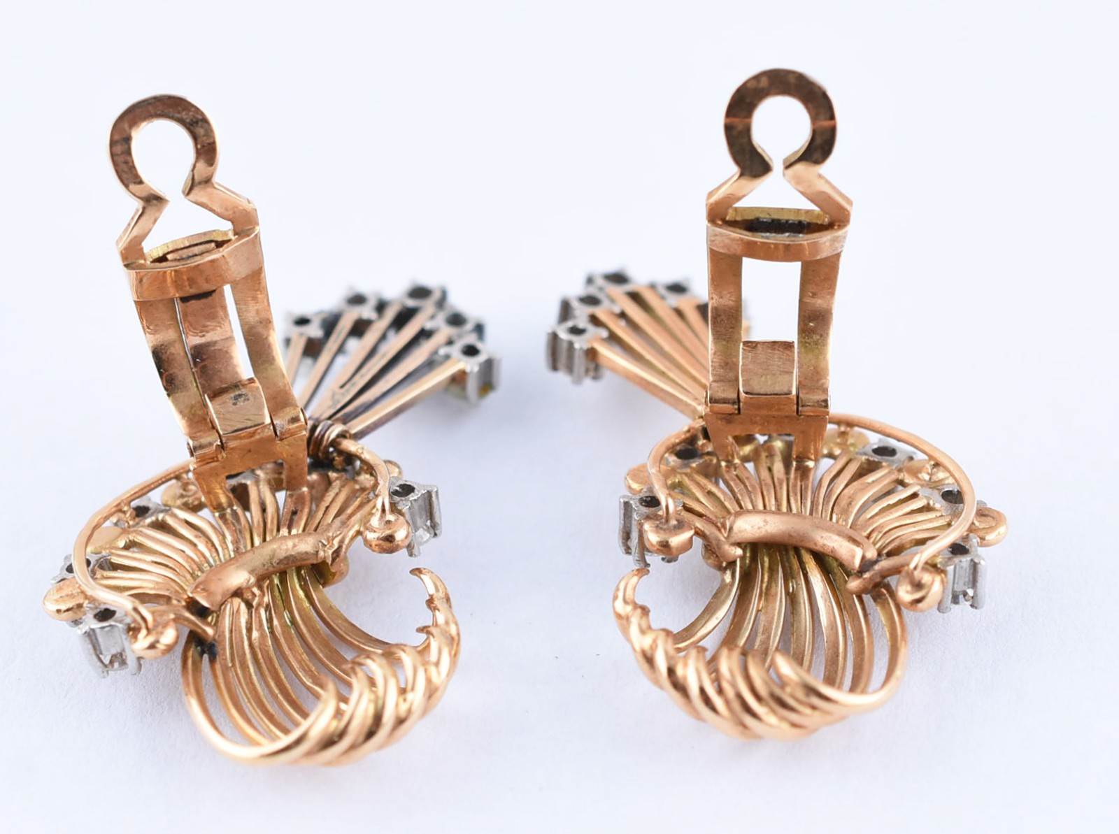 Par de brincos de ouro 18 k com detalhes cravejados de brilhantes... - foto 2 de 3