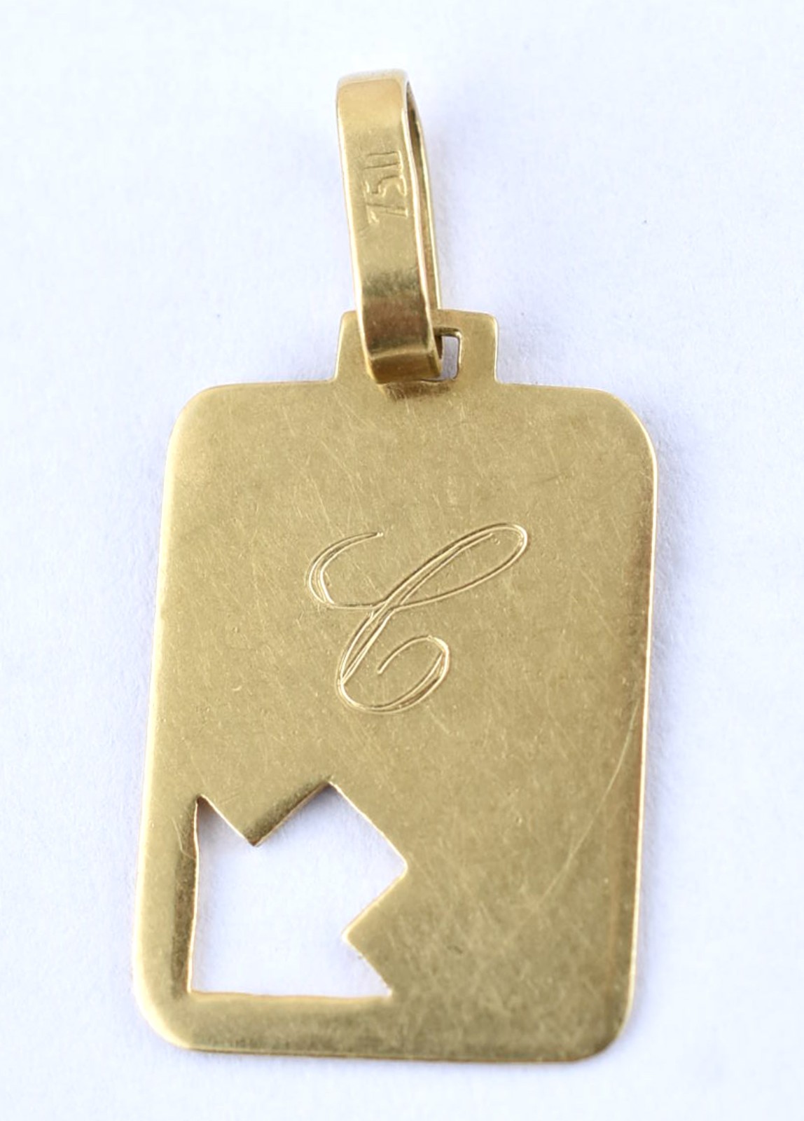 Pingente de ouro 18 k com seta vazada e letra "C" (Por motivos de... - foto 1 de 3
