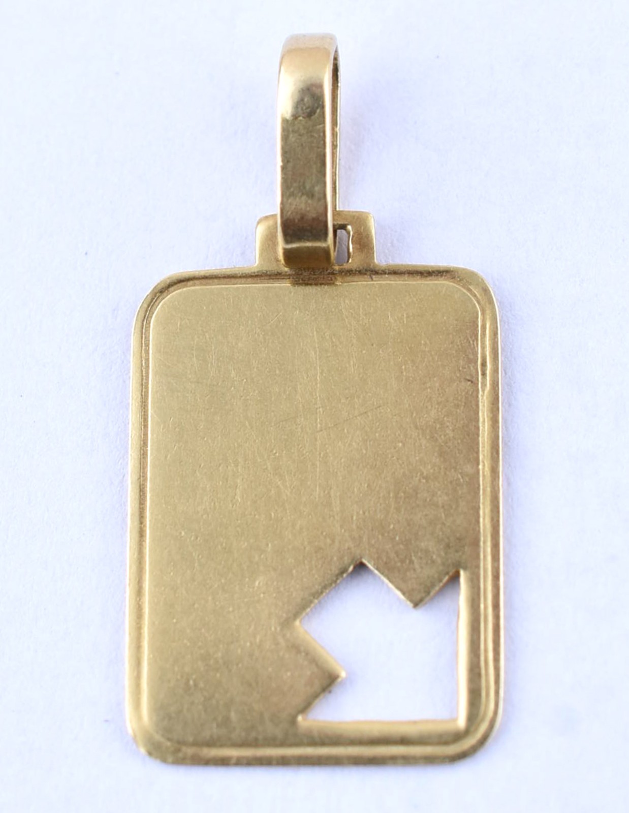 Pingente de ouro 18 k com seta vazada e letra "C" (Por motivos de... - foto 2 de 3